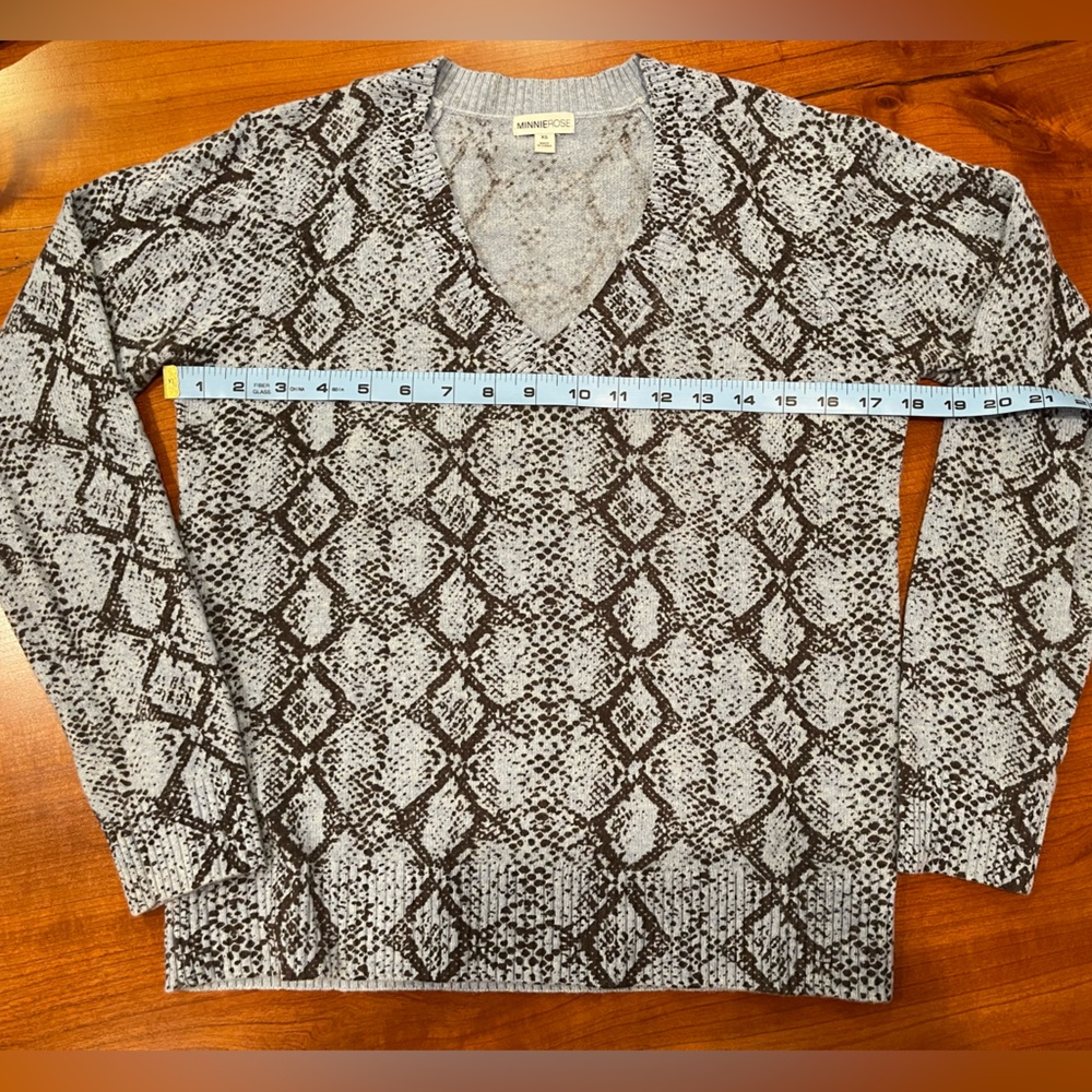 Minnie Rose Cashmere V Neck Sweater in Light Blue and Grey